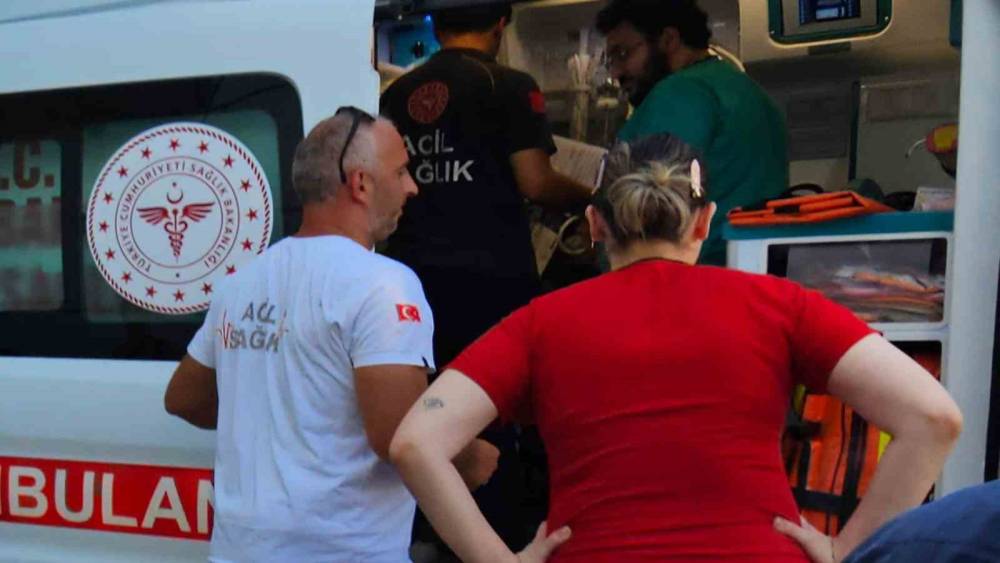 Havuza d&uuml;şen &ccedil;ocuk boğulma tehlikesi ge&ccedil;irdi, doktorların m&uuml;dahalesiyle kurtarıldı
