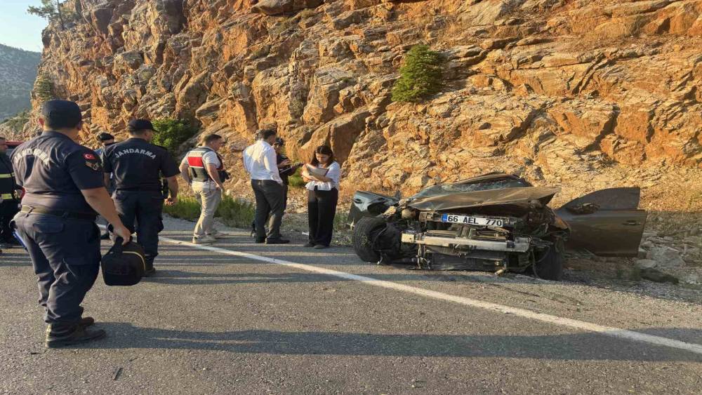 Antalya&rsquo;da otomobil takla attı: 1 &ouml;l&uuml;, 2 yaralı
