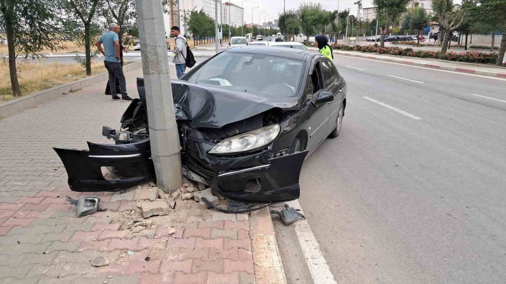 Kontrolden &ccedil;ıkan otomobil aydınlatma direğine &ccedil;arptı
