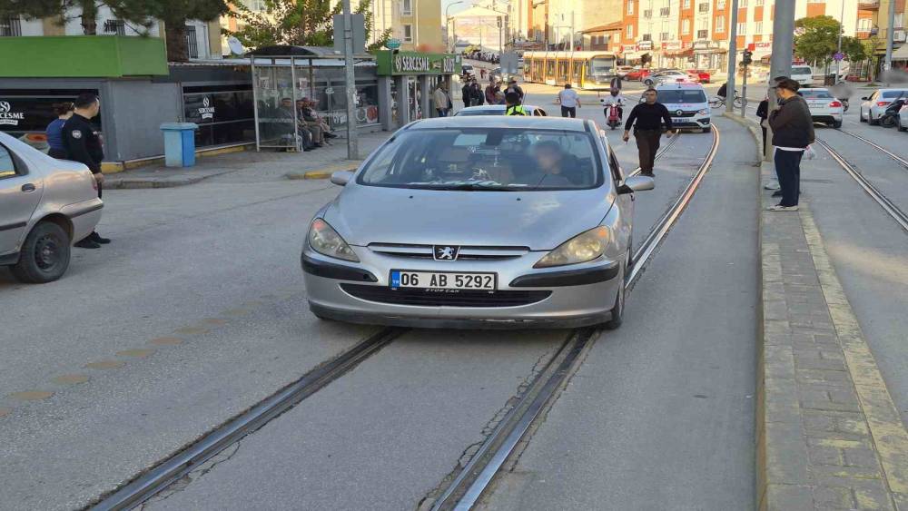 Eskişehir&rsquo;de otomobilin &ccedil;arptığı yaşlı kadın yaralandı
