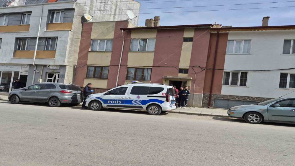 Eskişehir&rsquo;de 52 yaşındaki adam merdivenin altında &ouml;l&uuml; bulundu
