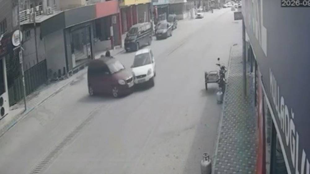 Osmaniye&rsquo;de iki otomobilin &ccedil;arpıştığı kaza kamerada: 2 yaralı
