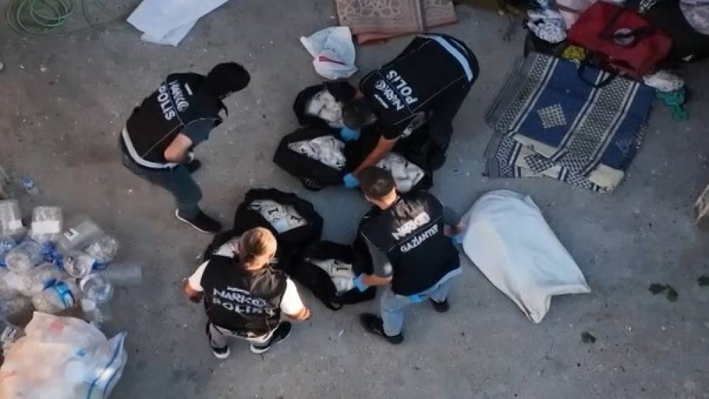Gaziantep&rsquo;te 8 valiz dolusu 572 bin adet uyuşturucu hap ele ge&ccedil;irildi: 3 g&ouml;zaltı
