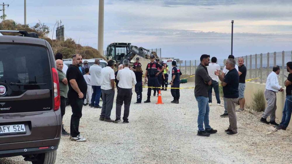 Devrilen kamyonetteki 15 yaşındaki s&uuml;r&uuml;c&uuml; hayatını kaybetti
