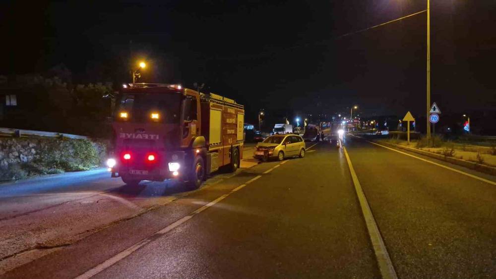 Bolu Dağı &ccedil;ıkışında otomobil ile trakt&ouml;r &ccedil;arpıştı: 2 yaralı
