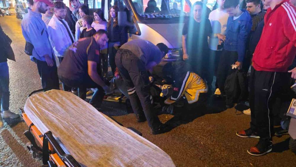 Anne ve oğluna motosiklet &ccedil;arptı: 1 yaralı
