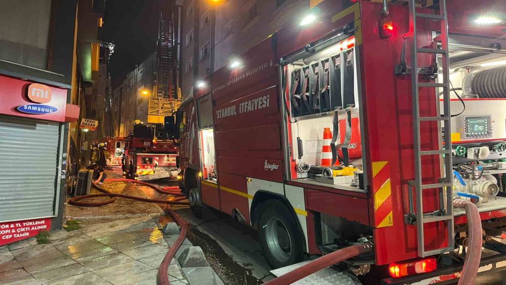 Esenler&rsquo;de 5 katlı binanın &ccedil;atısı alev alev yandı
