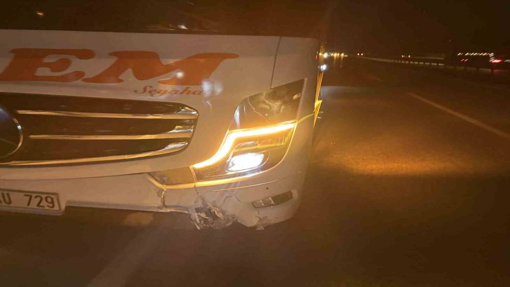 Kastamonu&rsquo;da otomobil &ouml;nce bariyerlere, sonra otob&uuml;se &ccedil;arptı: 2 yaralı

