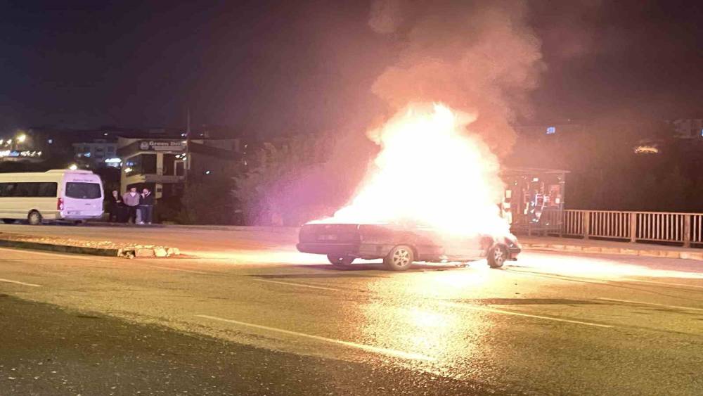 D&uuml;zce&rsquo;de otomobil alev topuna d&ouml;nd&uuml;
