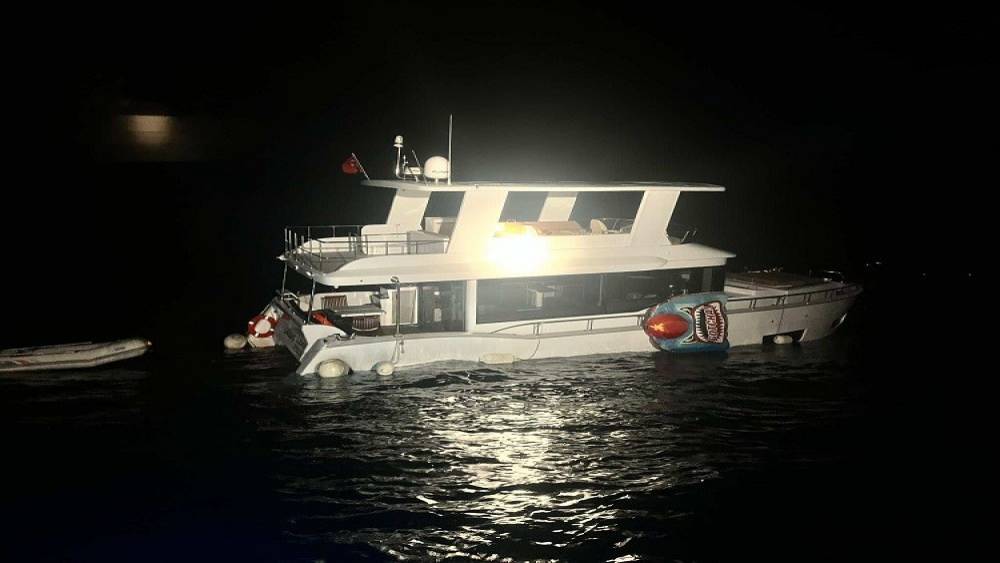 &Ccedil;anakkale&rsquo;de batma tehlikesi ge&ccedil;iren teknedeki 2 kişi kurtarıldı
