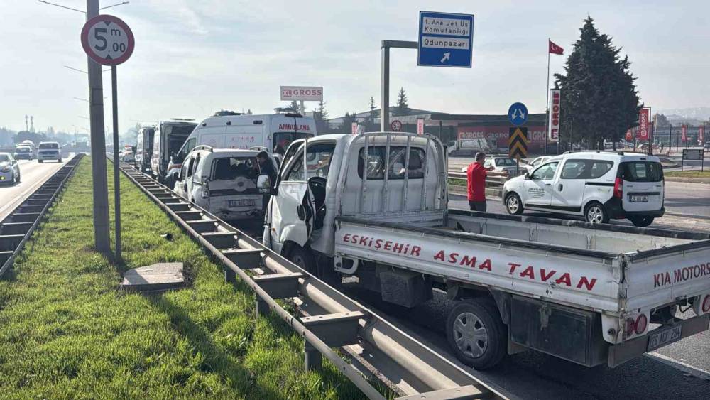 Eskişehir &ccedil;evreyolunda pikap hafif ticari araca &ccedil;arptı: 7 yaralı
