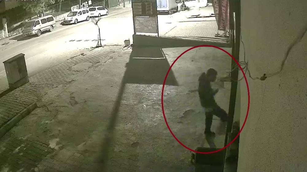 Ayakta duramayan alkoll&uuml; şahsın iş yeri camını tekmelediği anlar kamerada
