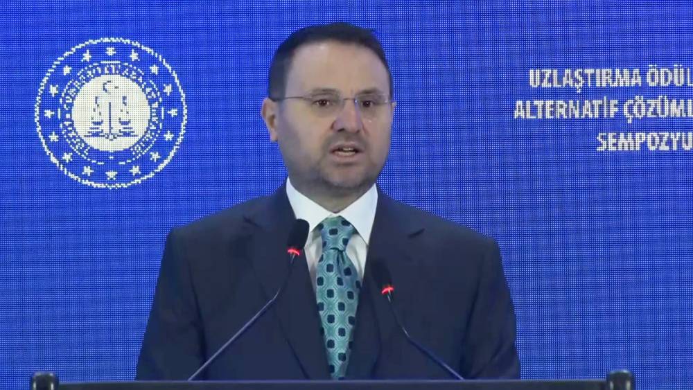 Bakan G&uuml;rlek: "2 milyondan fazla dosyada mağdur ile ş&uuml;pheli uzlaşmıştır"
