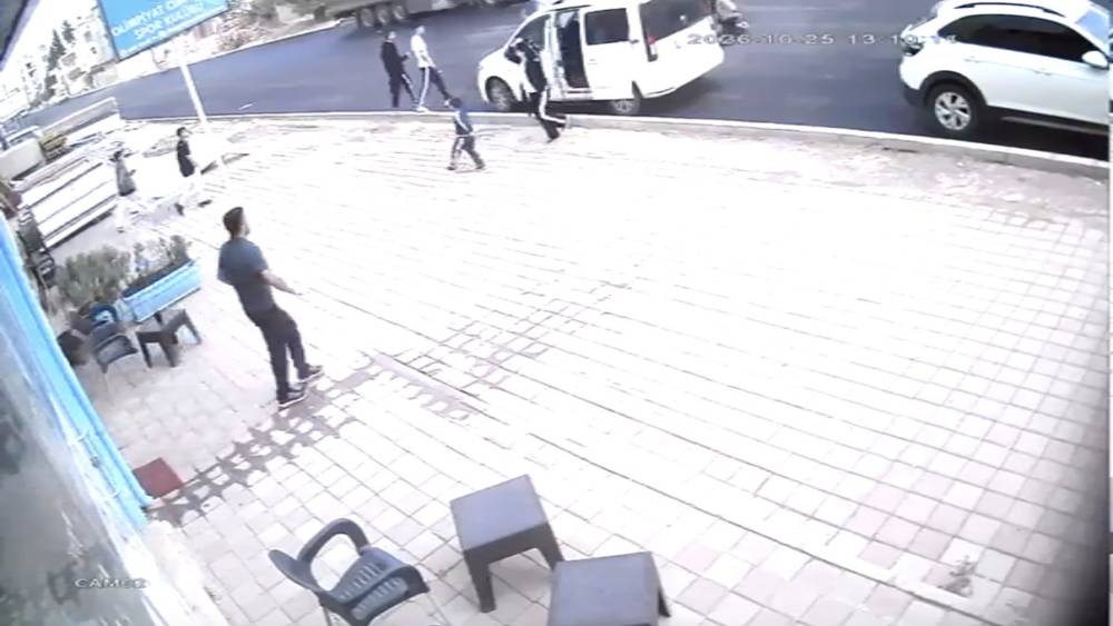 Mardin&rsquo;de otomobilin &ccedil;ocuğa &ccedil;arpma anı kamerada
