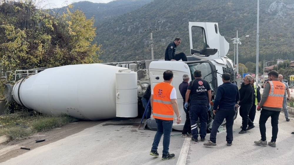 Freni boşalan beton mikseri otomobile &ccedil;arpıp devrildi: 3 kişinin yaralandığı kaza kamerada
