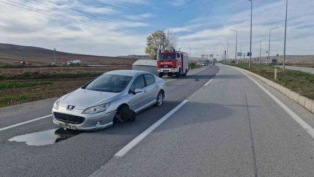 &Ccedil;orum&rsquo;da hafif ticari ara&ccedil; ile otomobil &ccedil;arpıştı: 1 yaralı
