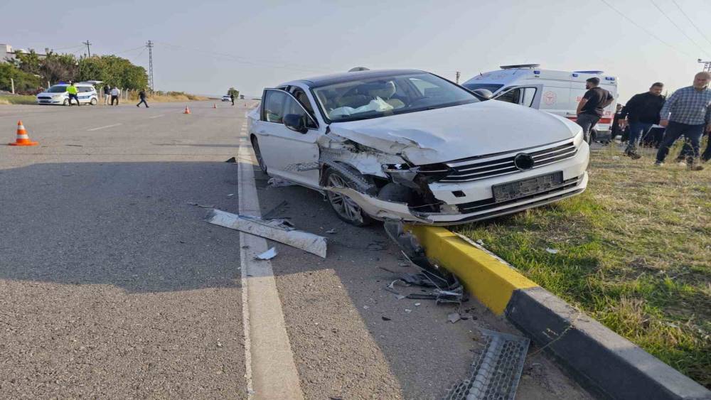 Diyarbakır&rsquo;da otomobil ile tır &ccedil;arpıştı: 4 yaralı
