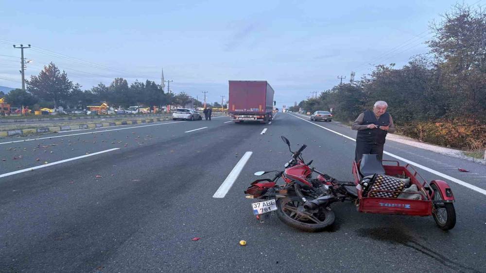 Kastamonu&rsquo;da otomobil ile &uuml;&ccedil; sepetli motosiklet &ccedil;arpıştı: 1 yaralı
