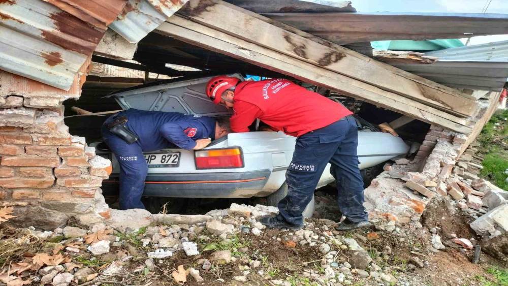 Balıkesir’de ağıla giren otomobilin sürücüsü hayatını kaybetti
