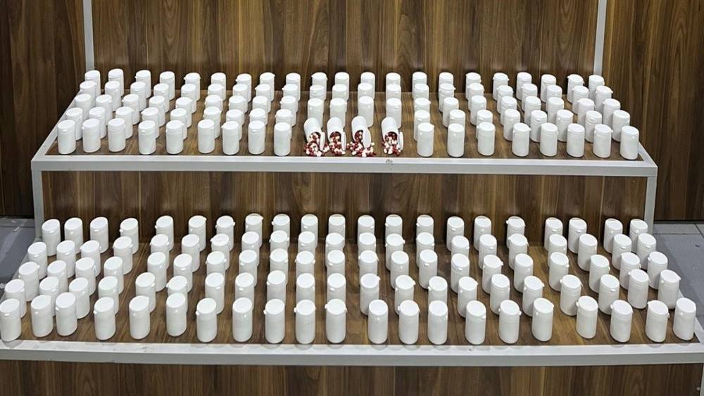 İzmir&rsquo;de polisten ka&ccedil;an ara&ccedil;lardan binlerce uyuşturucu hap &ccedil;ıktı
