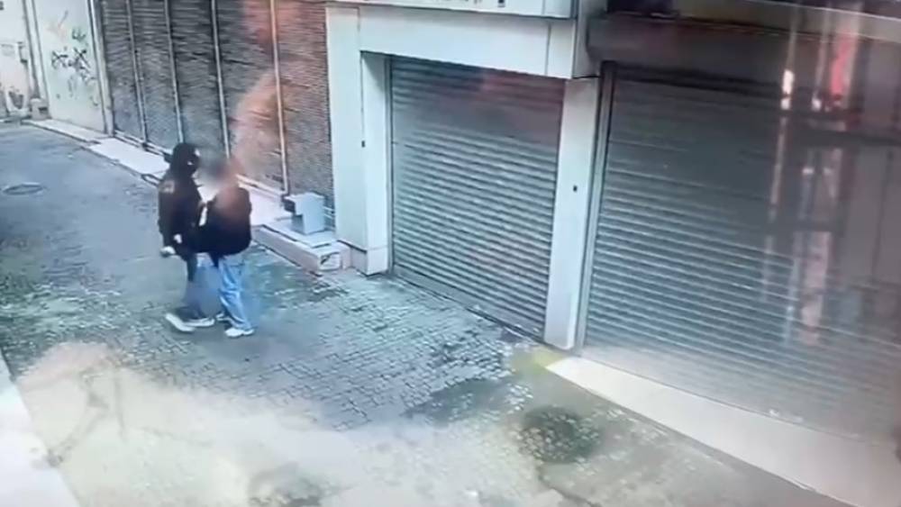 Tornavidalı kar maskeli gasp&ccedil;ı kamerada
