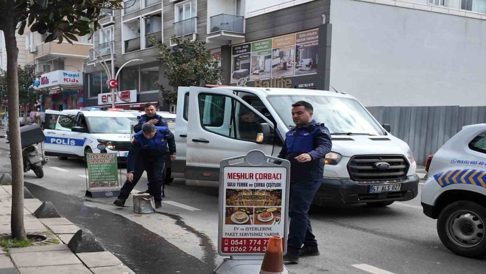 &Ccedil;ayırova&rsquo;da kaldırım işgaline ceza
