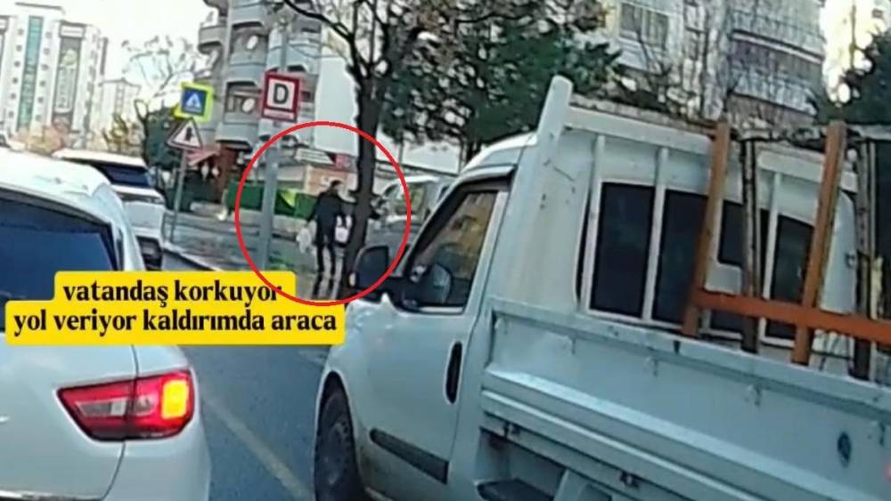 Trafik magandasının kaldırıma &ccedil;ıkıp ilerlediği anlar kameraya yansıdı

