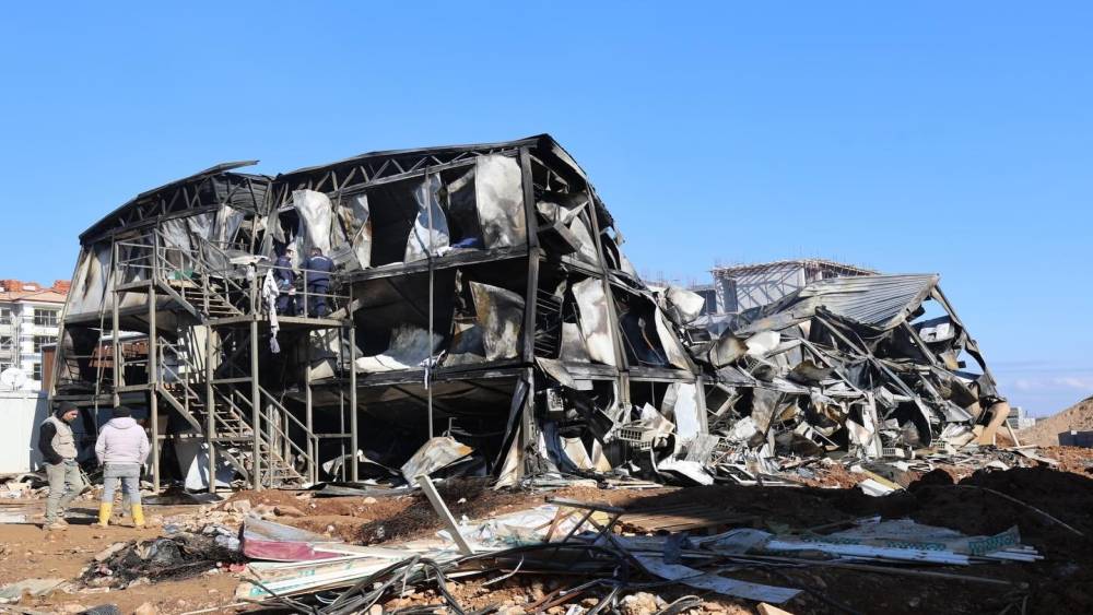 Başkan Şimşek&rsquo;ten yangın &ccedil;ıkan TOKİ şantiyesinde inceleme
