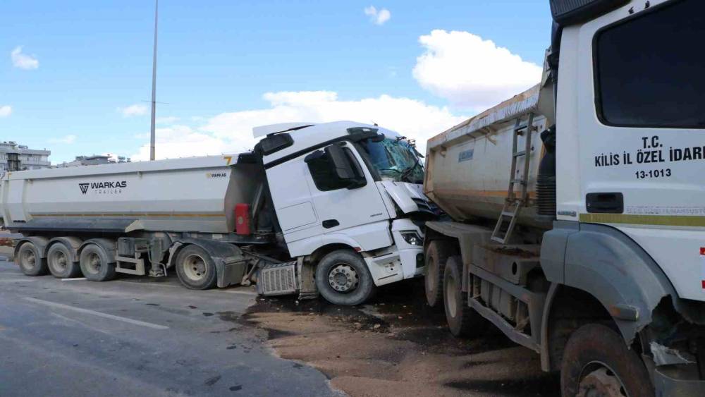 Hafriyat kamyonları &ccedil;arpıştı: 1 yaralı
