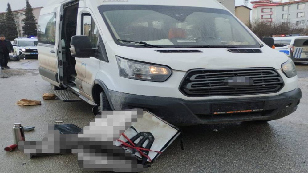 &Ouml;ğrenci servisi ile &ccedil;arpışan motokurye kaldırıldığı hastanede hayatını kaybetti
