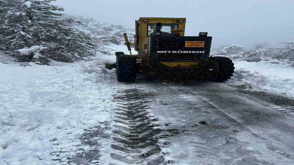 Bartın&rsquo;da karla m&uuml;cadele &ccedil;alışmaları devam ediyor
