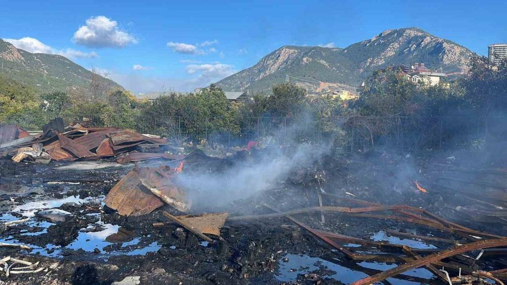 Alanya&rsquo;da depo yakınındaki yangın korkuttu
