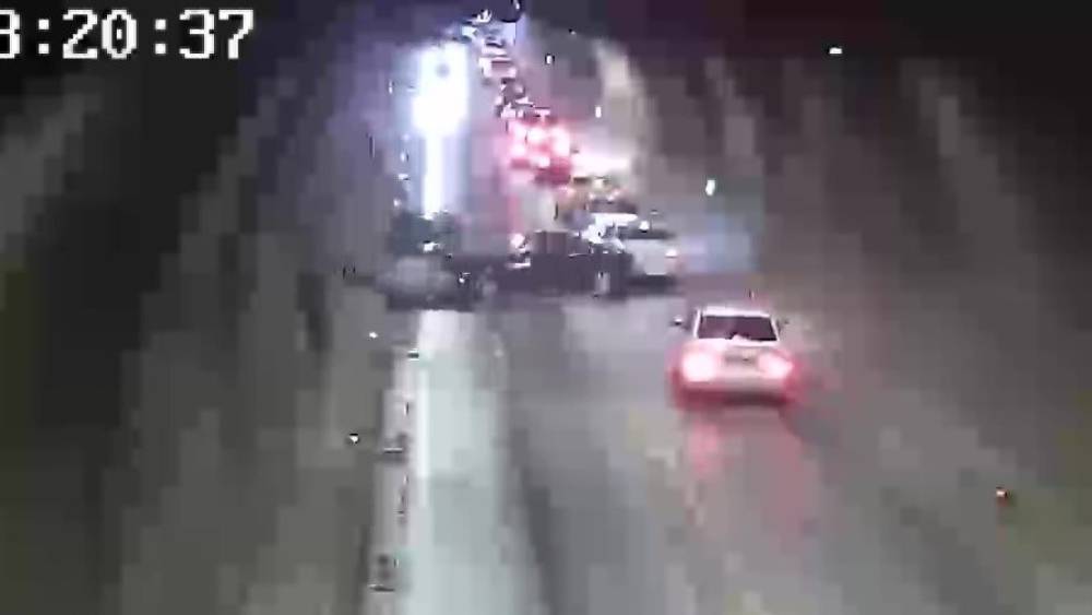 T&uuml;nelde otomobiller kafa kafaya &ccedil;arpıştı, 1 kişi yaralandı: Feci kaza kamerada
