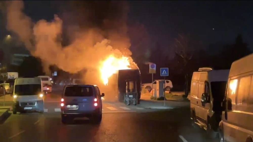 Kağıthane&rsquo;de park halindeki midib&uuml;s alevlere teslim oldu

