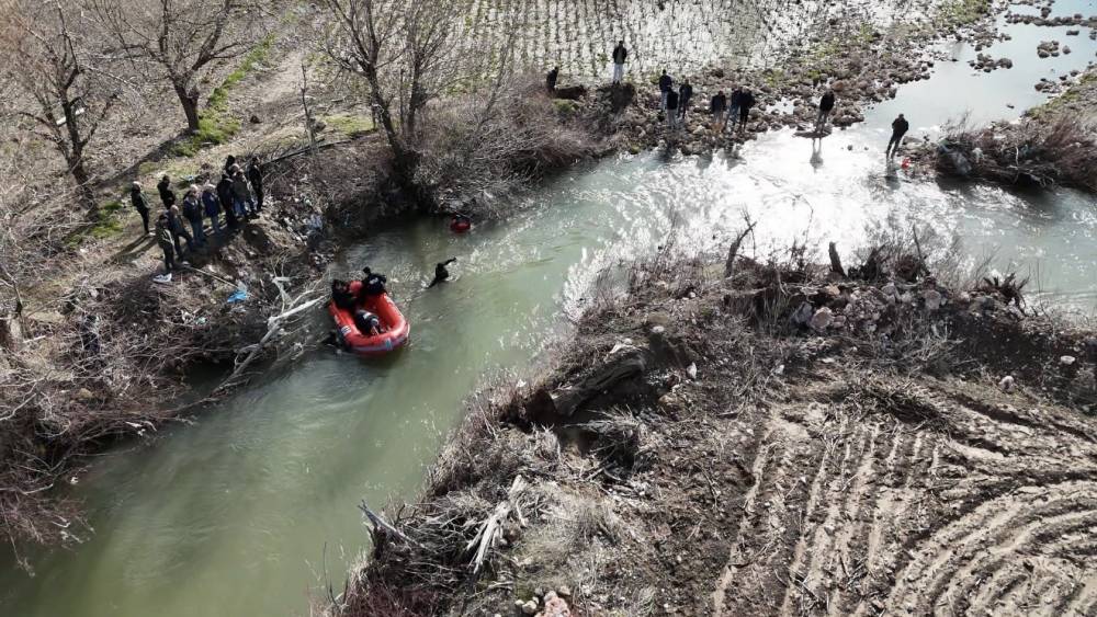 Kaybolan otizmli &ccedil;ocuk hem suda hem de karada aranıyor
