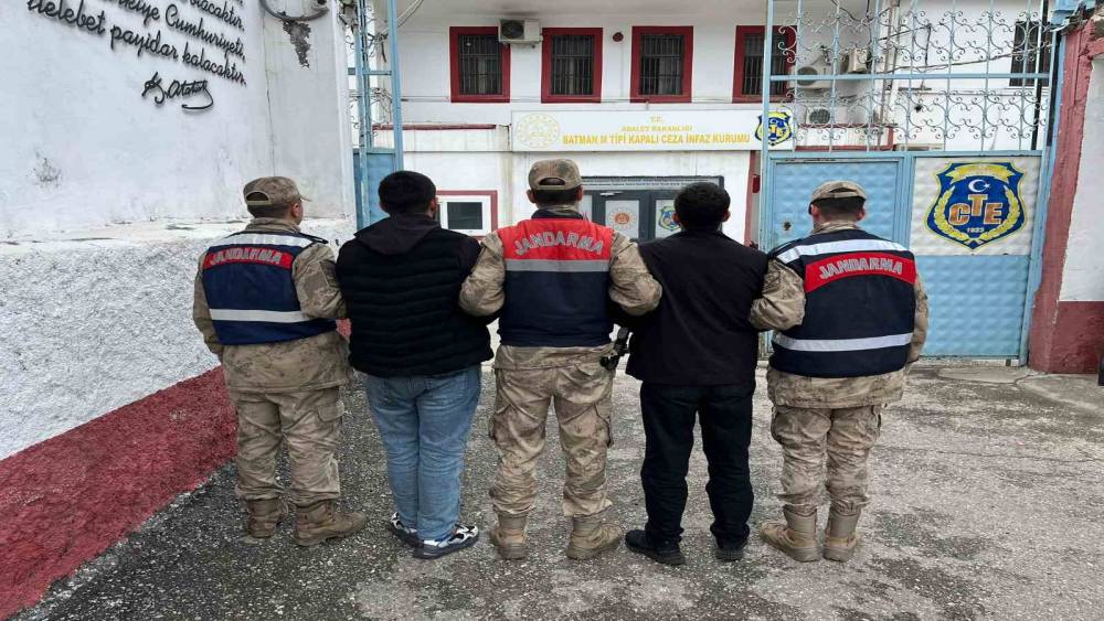 Jandarmadan nokta operasyon: 15 yılı aşkın cezası bulunan 2 firari yakalandı
