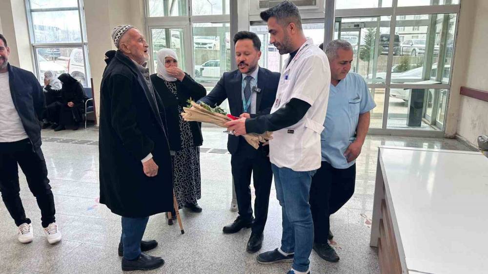 Silvan&rsquo;da Yaşlılar Haftası&rsquo;nda hastaneye gelen yaşlılar yalnız bırakılmadı
