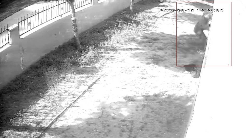 Apartman dairesine tırmanıp girdi, diz&uuml;st&uuml; bilgisayar &ccedil;aldı
