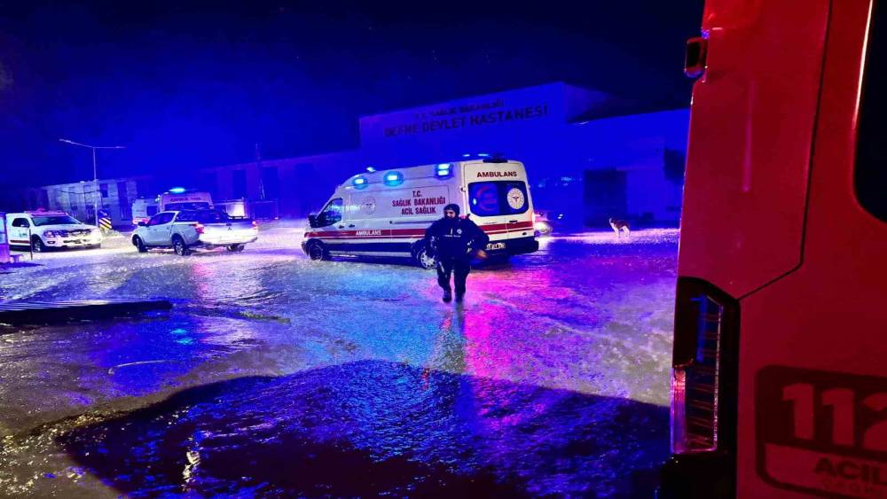 Doğuma giderken g&ouml;le d&ouml;nen yolda mahsur kalan kadının yardımına itfaiye yetişti
