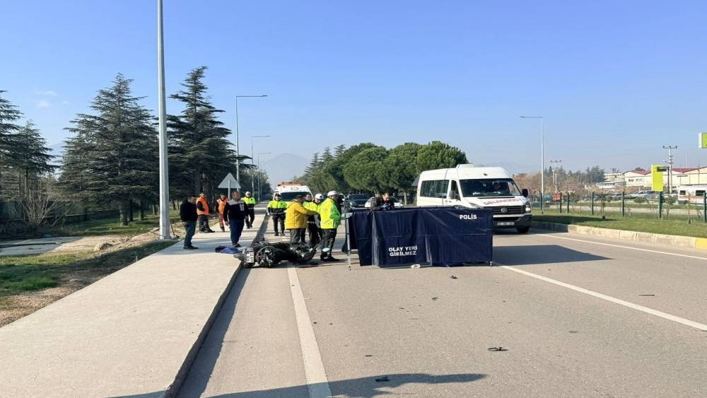 Isparta&rsquo;da otomobille &ccedil;arpışan motosiklet s&uuml;r&uuml;c&uuml;s&uuml; hayatını kaybetti
