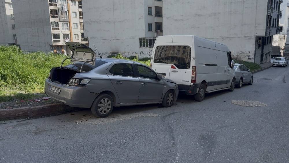Esenyurt&rsquo;ta i&ccedil;inde 16 &ouml;ğrencinin bulunduğu servis minib&uuml;s&uuml;n&uuml;n freni boşaldı: O anlar kamerada
