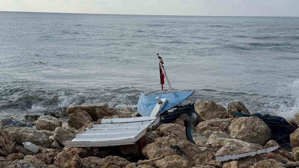 Kıyıya yanaşmak istedikleri tekne kayalıklara &ccedil;arpıp parampar&ccedil;a oldu
