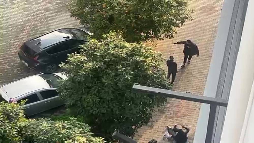 Ayrıldığı eşini ayaklarından vuran şahıs, havaya da ateş a&ccedil;mış
