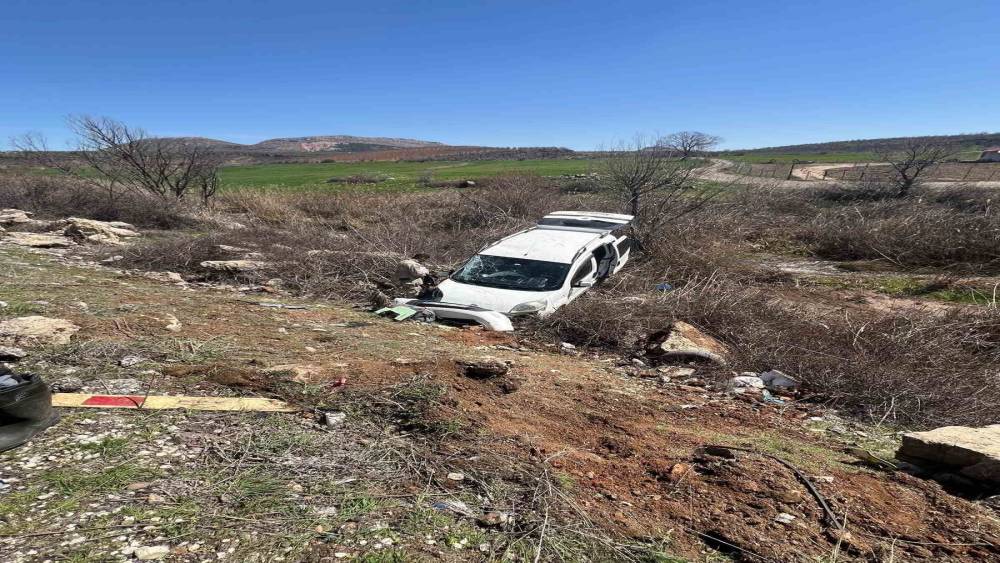 Hafif ticari ara&ccedil; şarampole girdi: 4 yaralı
