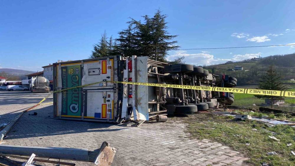 &Ccedil;ay y&uuml;kl&uuml; tır devrildi: 1 yaralı
