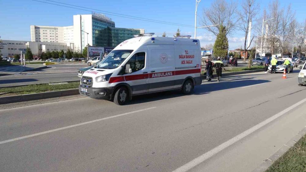 Malatya&rsquo;da otomobil ile &ccedil;arpışan motosiklet devrildi: 2 yaralı
