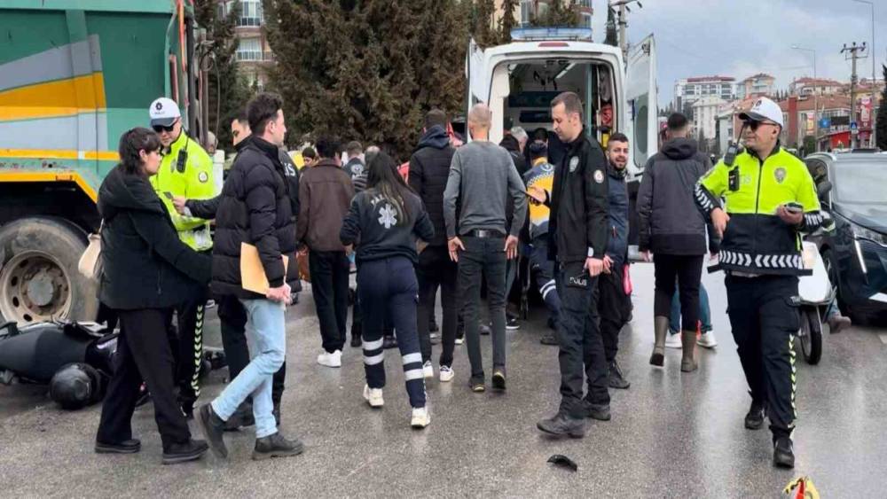 Kazada kamyonun altına s&uuml;r&uuml;klenen motosikletteki 2 kişi yaralandı
