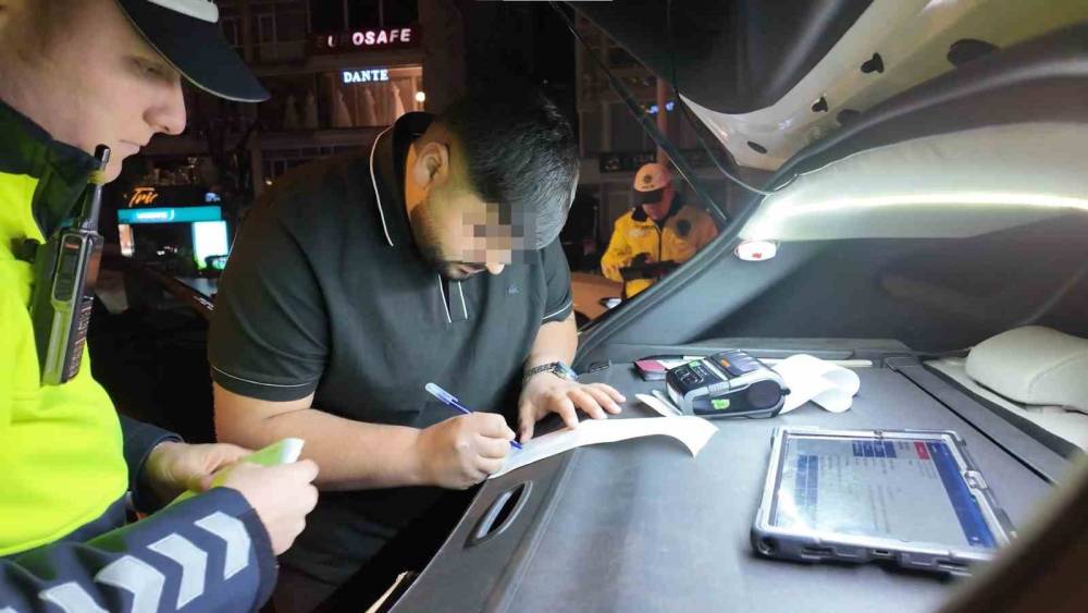 Mersin&rsquo;den Kadık&ouml;y&rsquo;e geldi, egzozdan ceza yedi
