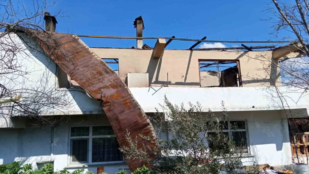 Bolu&rsquo;da 2 katlı ev alevlere teslim oldu
