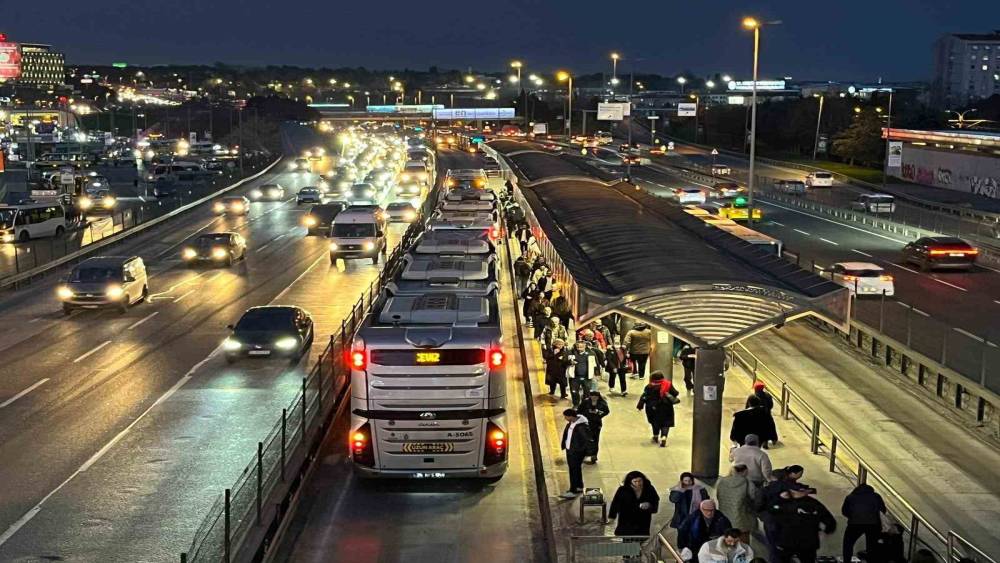 Bah&ccedil;elievler&rsquo;de metrob&uuml;s ayağının &uuml;st&uuml;nden ge&ccedil;en kadın yaralandı
